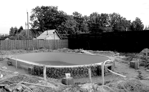 Строительство бассейна - мечта многих дачников, которые стремятся обустроить свой участок и сделать его максимально комфортным для отдыха